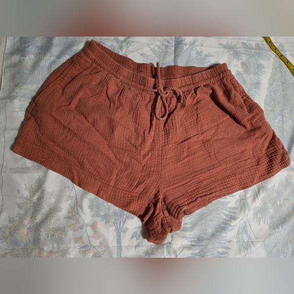 H&M Rust Mini Shorts - Picture 2 of 3